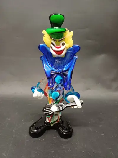 Handgeblazen Murano glas clown met Gitaar – kavel bij De Kringwinkel, Ninove