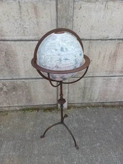 Decoratieve wereldbol op metalen standaard – kavel bij De Kringwinkel, Oudenaarde
