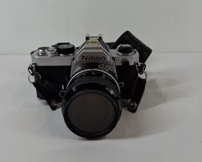 Nikon FM analoge spiegelreflexcamera met lens en draagriem – kavel bij De Kringwinkel, Geraardsbergen