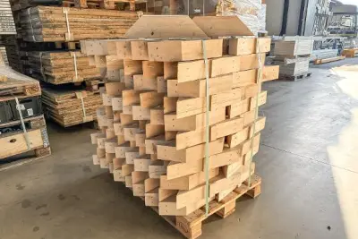 Holzverlege-Spanplatten und Holzkanter – veiling bij Aurena, Breitenaich