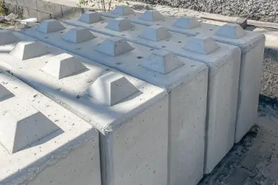 Betonblocksteine, Mauersteine und Rasengitter – veiling bij Aurena, Horitschon