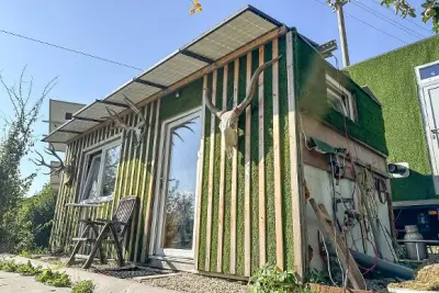 Tiny House, Fahrzeuge und Springbrunnen – veiling bij Aurena, Ritzing