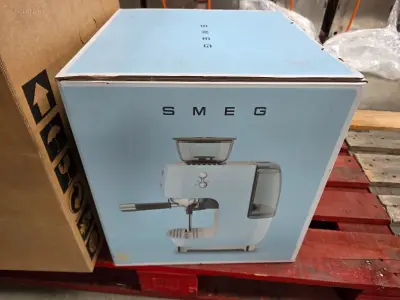 Espressomachine met koffiemolen Smeg EGF03CREU – kavel bij Auctim, Aartselaar
