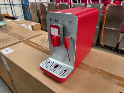 Koffiemachine Smeg BCC02RDMEU – kavel bij Auctim, Aartselaar