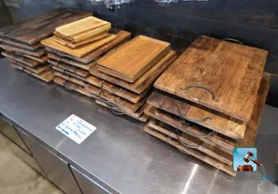 Houten planken en serveerschalen – kavel bij Clicpublic, Liège