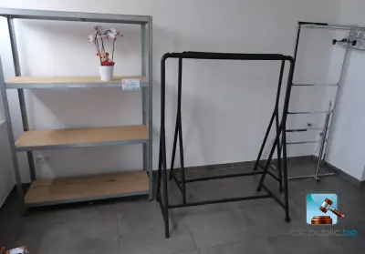 Set met kledingrekken en een plank – kavel bij Clicpublic, Anderlues