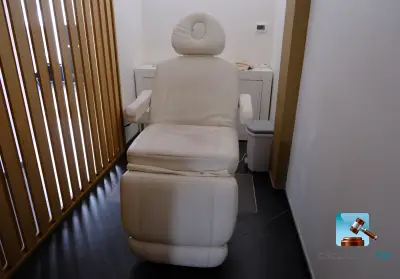 Set bestaande uit een elektrische fauteuil en een lage kast – kavel bij Clicpublic, Châtelet
