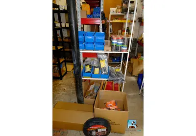 Set met gereedschap en verbruiksartikelen voor de bouw – kavel bij Clicpublic, Crisnée