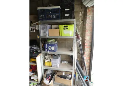 Planken met inhoud – kavel bij Clicpublic, Wavre