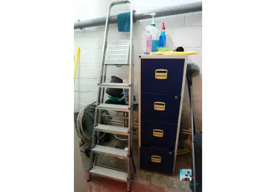 Kast met inhoud – kavel bij Clicpublic, Presles