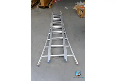 Drievoudige ladder – kavel bij Clicpublic, Charleroi