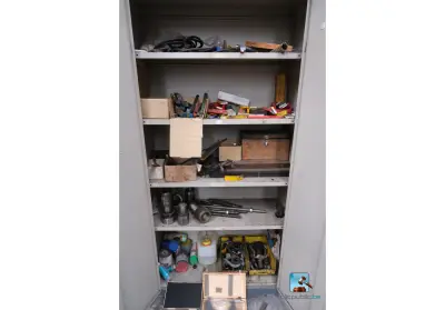 Metalen kast met inhoud – kavel bij Clicpublic, Manage