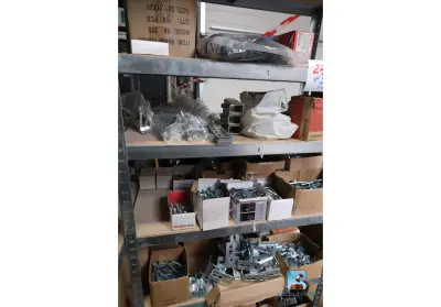 Ruim assortiment bevestigingsmiddelen en schroeven – kavel bij Clicpublic, Charleroi
