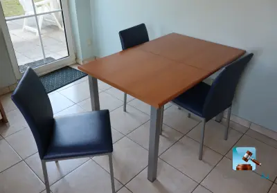 tafel en stoelen – kavel bij Clicpublic, Bertrange, Luxembourg