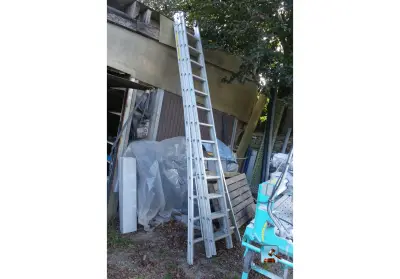 Drievoudige ladder – kavel bij Clicpublic, Gouvy