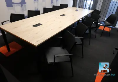 Vergadertafel met stoelen – kavel bij Clicpublic, Charleroi