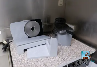 Frituurpan en snijmachine – kavel bij Clicpublic, Beauraing