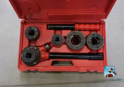Handmatige inrijgmachine – kavel bij Clicpublic, Nivelles