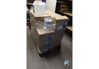 Set met flessen gedemineraliseerd water – kavel bij Clicpublic, Gozée