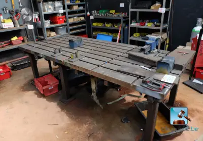 Metalen werktafel – kavel bij Clicpublic, Manage