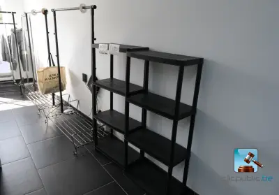 Set met kledingrekken en planken – kavel bij Clicpublic, Strépy