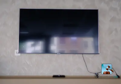 Televisie met muurbeugel – kavel bij Clicpublic, Châtelet