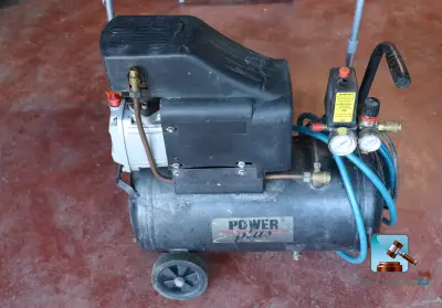 Power Plus-compressor met toebehoren – kavel bij Clicpublic, Robelmont