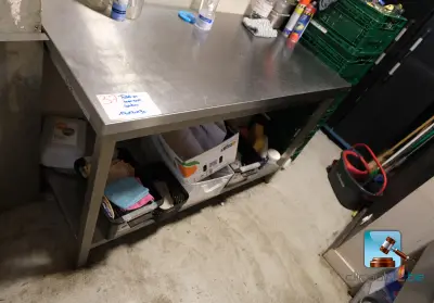 Roestvrij stalen tafel met inhoud – kavel bij Clicpublic, Liège