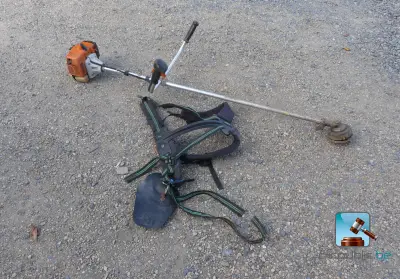 Benzine-bosmaaier met draagriem – kavel bij Clicpublic, Gouvy