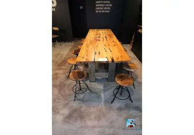 Tafel met krukjes – kavel bij Clicpublic, Liège