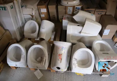 Set met urinoirs en toiletten – kavel bij Clicpublic, Charleroi