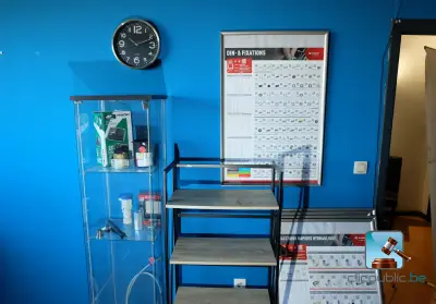 Vitrine met plank – kavel bij Clicpublic, Manage