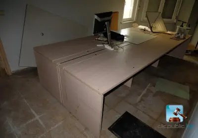 Set kantoormeubilair met beeldscherm – kavel bij Clicpublic, Péronnes