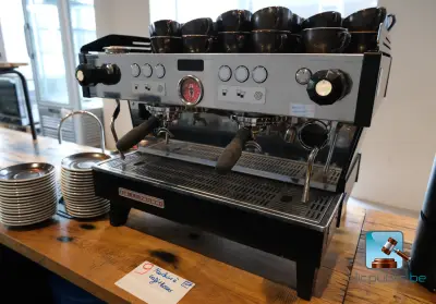Professionele koffiemachine met kopjes – kavel bij Clicpublic, Liège