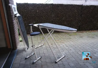 Set bestaande uit strijktafels en een kruk – kavel bij Clicpublic, Gozée