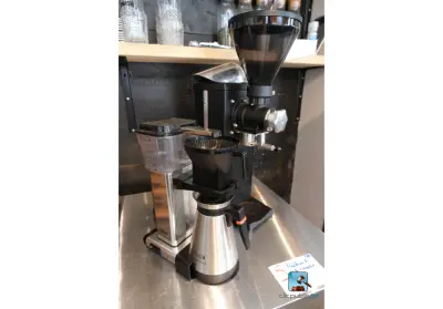 Set bestaande uit een koffiezetapparaat en een koffiemolen – kavel bij Clicpublic, Liège