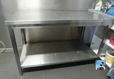 Roestvrijstalen tafel – kavel bij Clicpublic