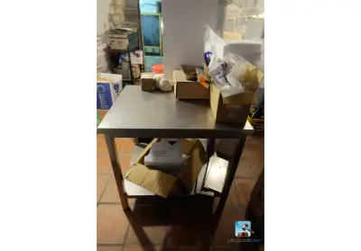 Set met planken en keukengerei – kavel bij Clicpublic, Fleurus