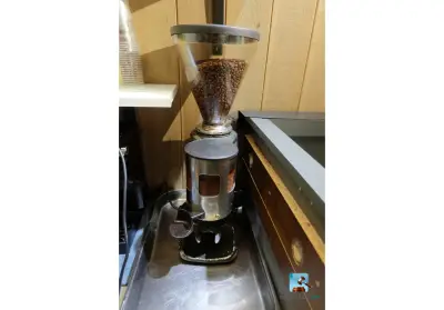 Apparaat met koffiemolen – kavel bij Clicpublic, Fleurus
