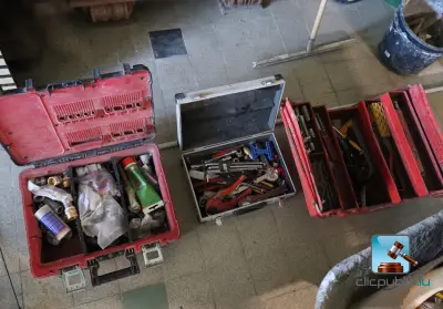 Diverse gereedschappen en schroeven – kavel bij Clicpublic, Robelmont