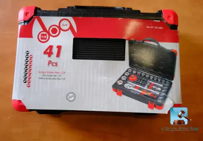 Set met doppen en ratel – kavel bij Clicpublic, Crisnée