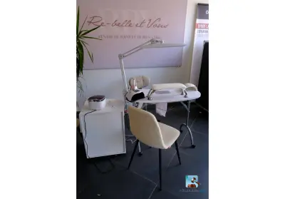 Set met meubilair en manicurebenodigdheden – kavel bij Clicpublic, Châtelet