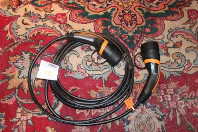 Laadkabel type 2 naar type 2, 16A 250V, lengte 8 meter, zwart met oranje – kavel bij HNVI, Loon op Zand
