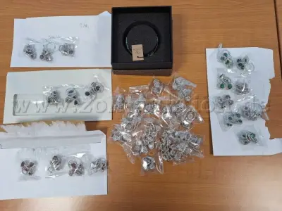1 Modeschmuck-Konvolut (48-teilig) mit 1 Sonnenbrille – kavel bij Zoll-Auktion, Aachen
