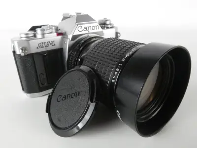 Canon AV-1 analoge spiegelreflexcamera met zoomlens – kavel bij De Kringwinkel, Heverlee