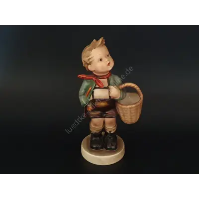 Hummel Figur -Dorfbub- 16cm – kavel bij Luedtke Versteigerungen, Berlin