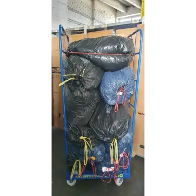 Posten Kleidung & Schuhe – kavel bij Luedtke Versteigerungen, Berlin