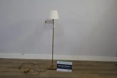 Goudkleurige vloerlamp met witte kap – kavel bij GSD Auctions, Zoeterwoude