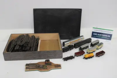 Modeltrein set met rails en containerwagons – kavel bij GSD Auctions, Zoeterwoude
