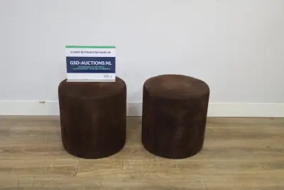 Set van 2 bruine ronde poefs – kavel bij GSD Auctions, Zoeterwoude